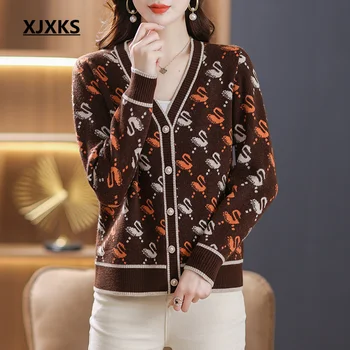 Женский свитер XJXKS 2023 Весна Осень Новый модный однобортный пуловер с V-образным вырезом и принтом, высококачественный шерстяной вязаный джемпер